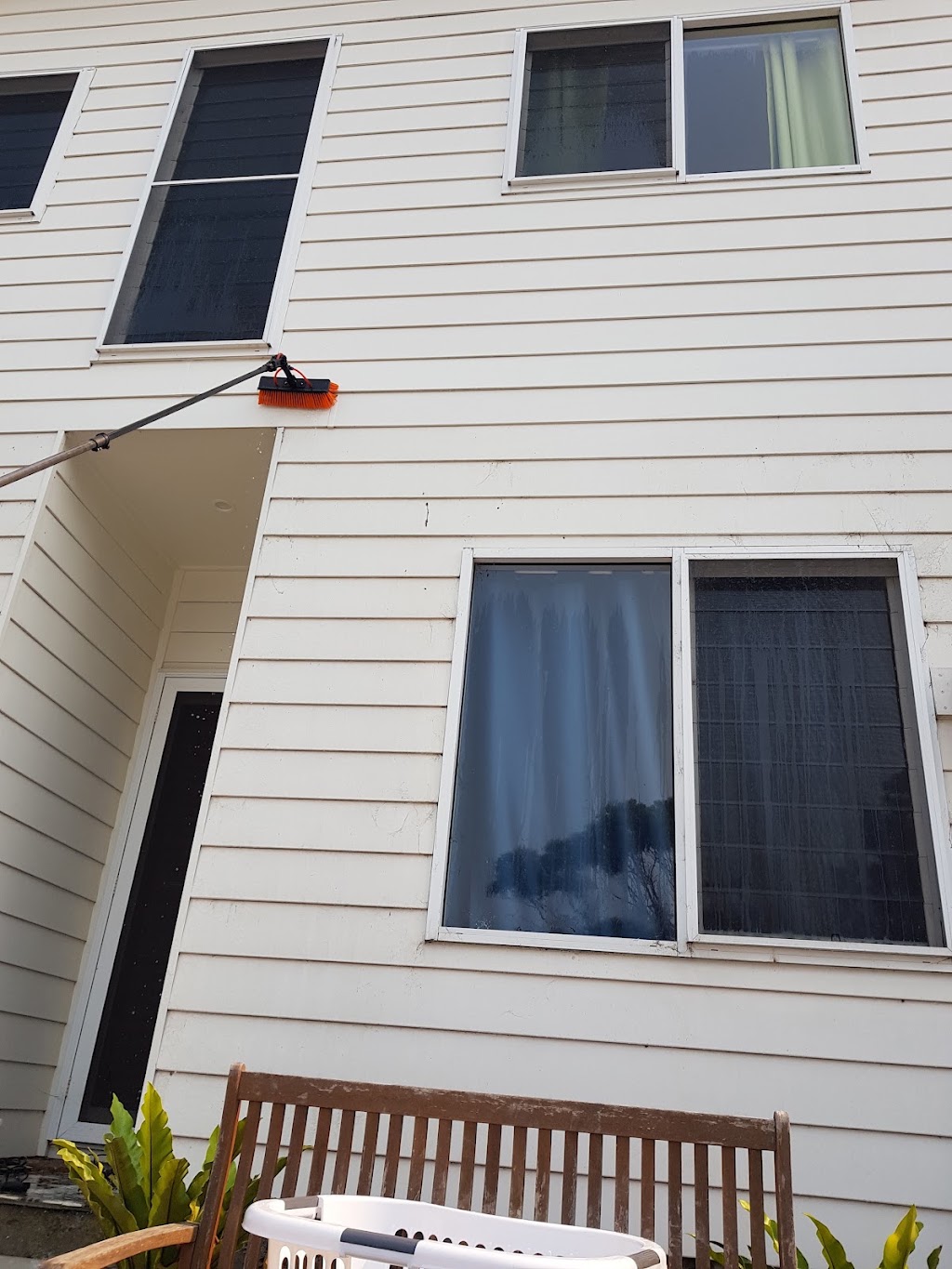 Window Cleaning Newcastle | 41a Auklet Rd, Mount Hutton NSW 2290, Australia | Phone: 0490 377 600