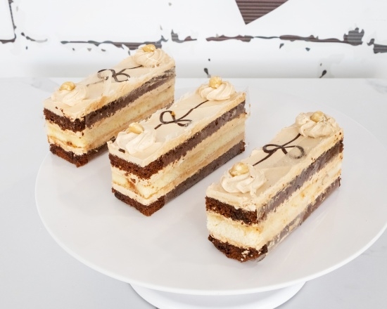 La Mira Cafe, Patisserie & Acai | Mt Annan Marketplace, Shop 6/11-13 Main St, Mount Annan NSW 2567, Australia | Phone: (02) 4656 1999