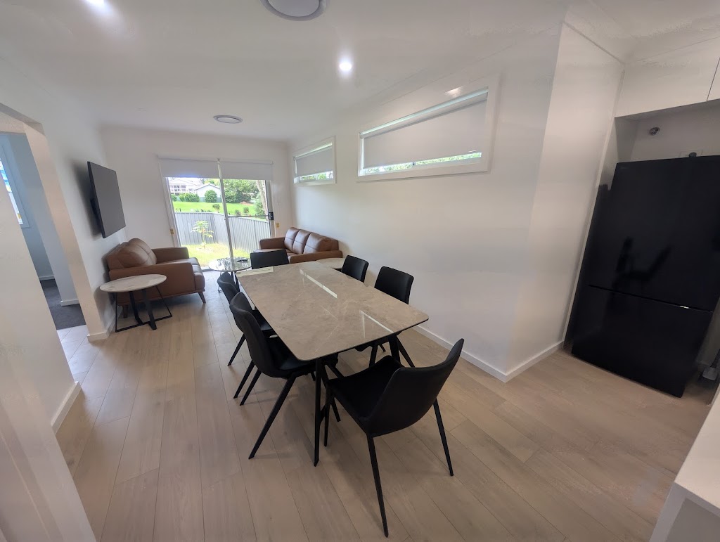 Strawberry Lodge | 19 Strawberry Tce, Glendale NSW 2285, Australia | Phone: (02) 4955 5888