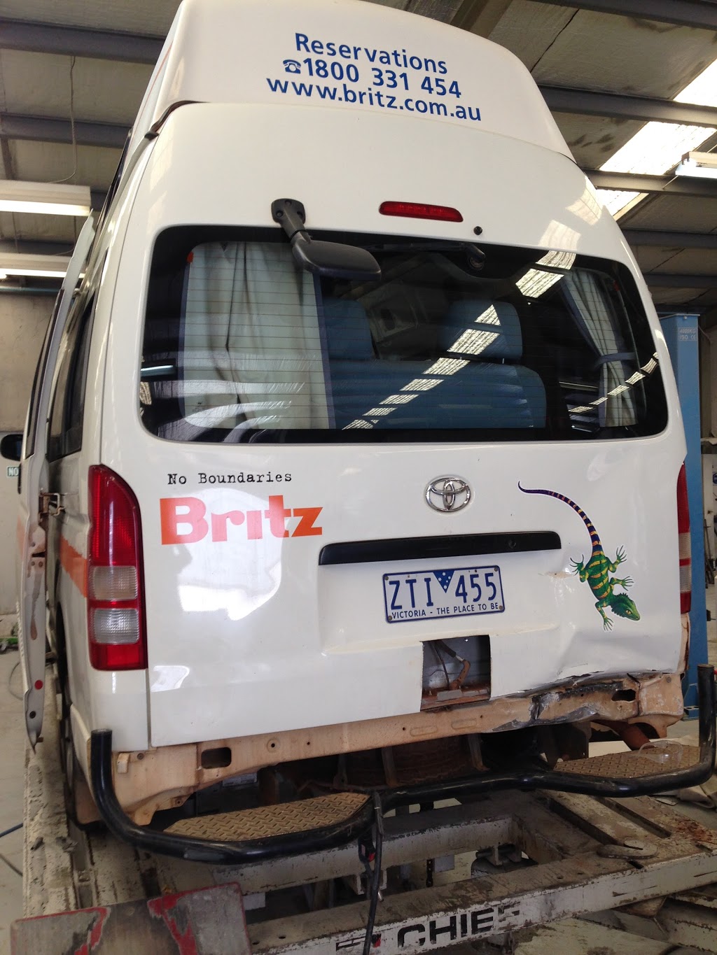 Wark and Wainwright Smash Repairs | car repair | 22 Mooney St, Bayswater WA 6053, Australia | 0892727100 OR +61 8 9272 7100