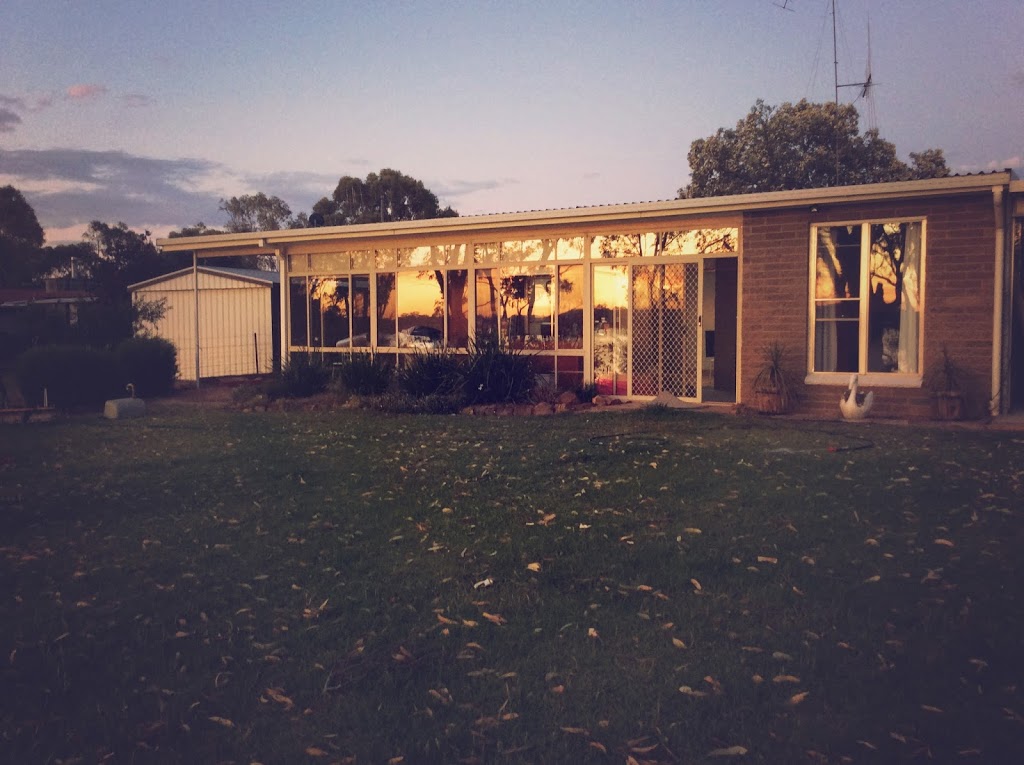 Foxes Lodge | lodging | 12 McLeod St, Kirwans Bridge VIC 3608, Australia | 0428762216 OR +61 428 762 216