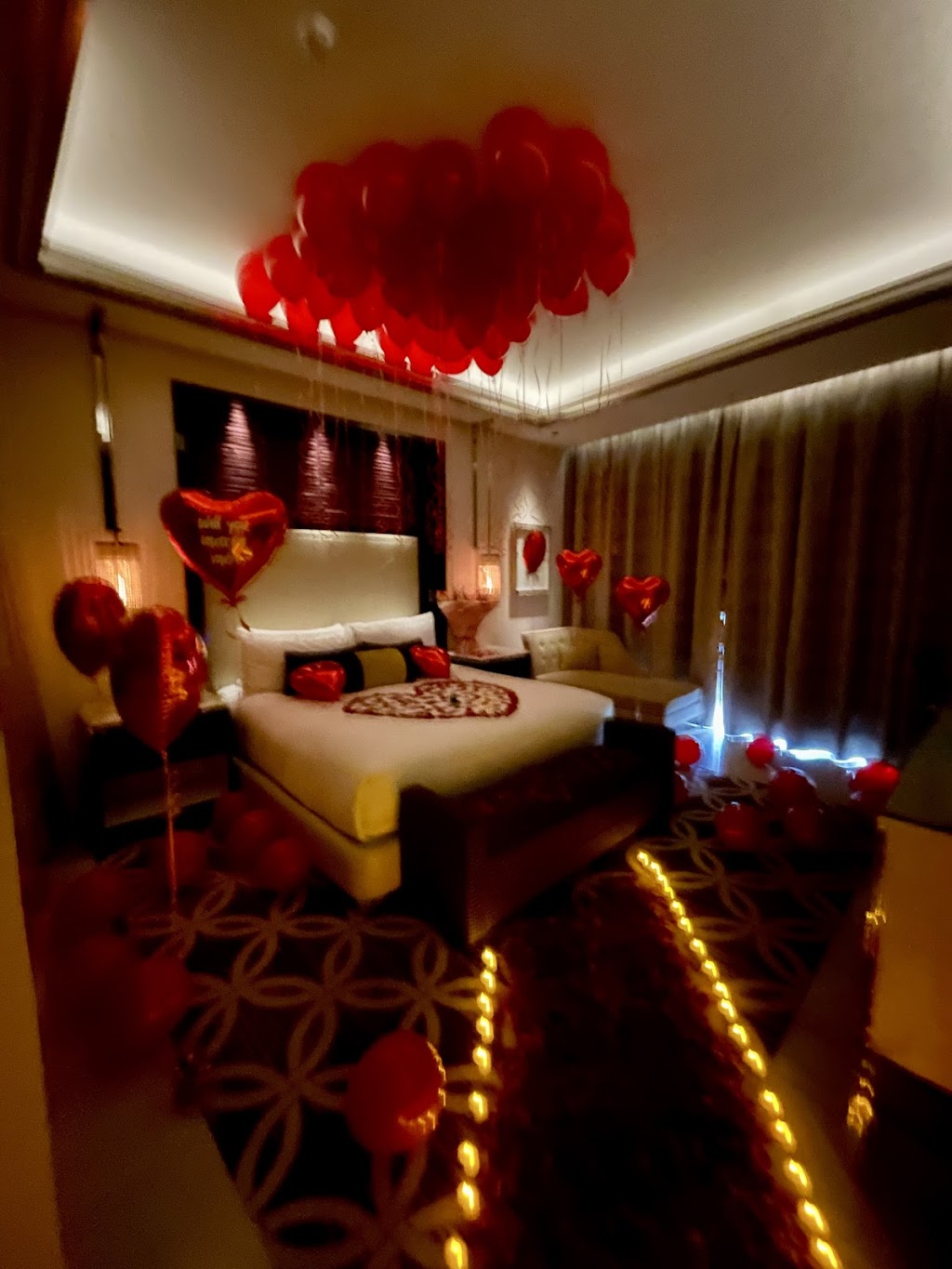 Hug & Kiss - Luxury Custom Balloons | 14 Mason St, Southport QLD 4215, Australia | Phone: 0435 332 510