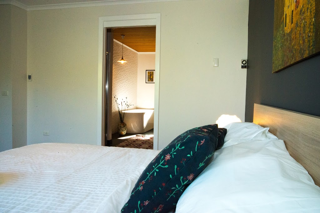 The Hobart Entrance | lodging | 123 Cades Dr, Kingston TAS 7050, Australia | 0469440995 OR +61 469 440 995