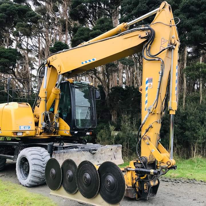 R W Earthmoving | 2602 Grassy Rd, Grassy TAS 7256, Australia | Phone: 0428 621 847