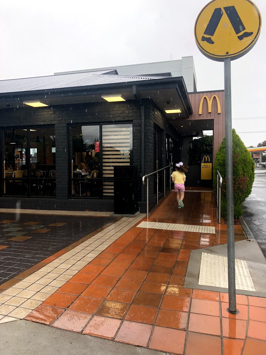 McDonalds Hastings | meal takeaway | 140 High St, Hastings VIC 3915, Australia | 0359794555 OR +61 3 5979 4555
