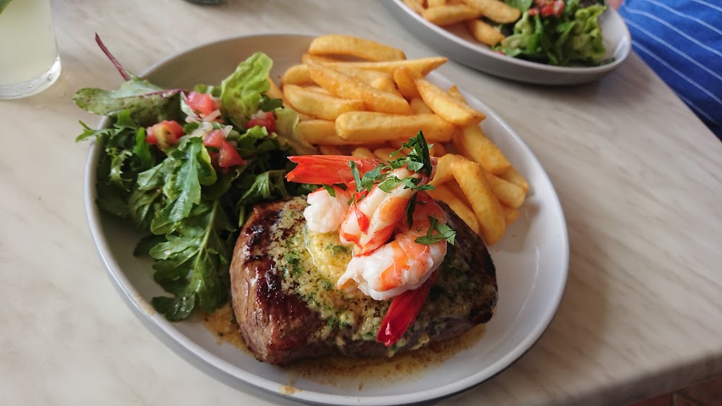 Beach Road Dining | 2 Beach Rd, Palm Beach NSW 2108, Australia | Phone: (02) 9974 4079