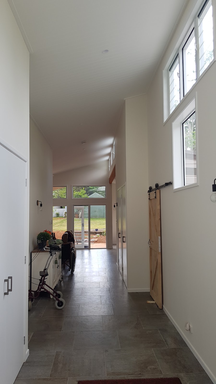 Lowrie painters | 5 Borneo Ct, Tamborine Mountain QLD 4272, Australia | Phone: 0422 948 753