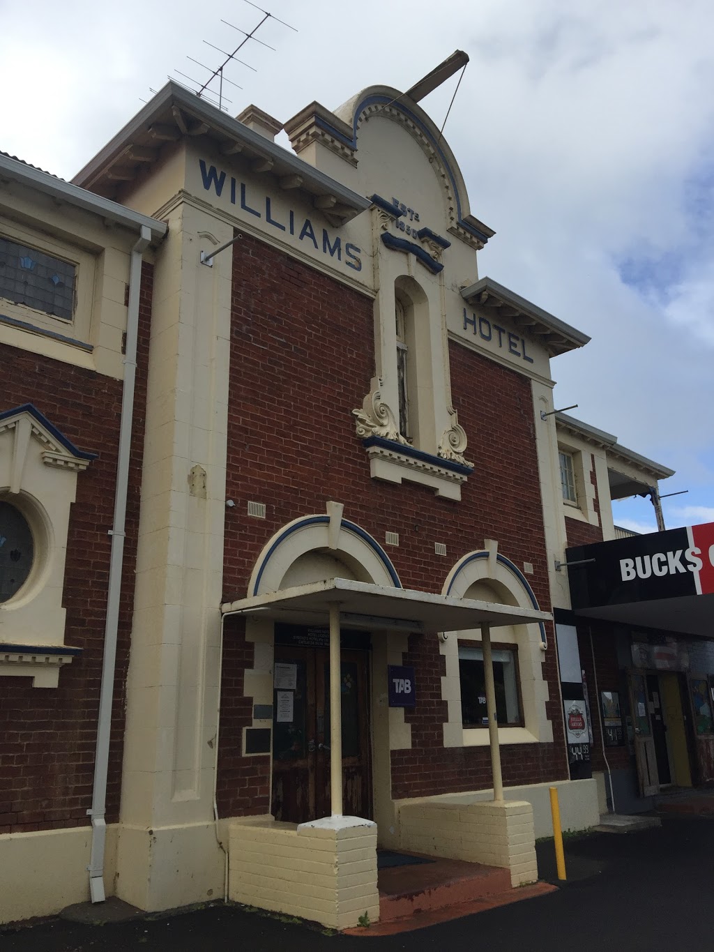 Williams Hotel | store | 26 Albany Hwy, Williams WA 6391, Australia | 0898851016 OR +61 8 9885 1016