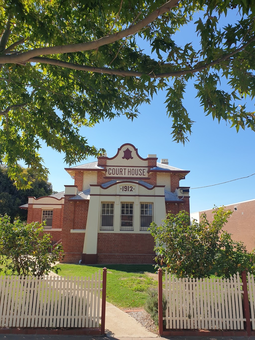 Cobram Magistrates Court | courthouse | Punt Rd, Cobram VIC 3644, Australia | 0358376300 OR +61 3 5837 6300