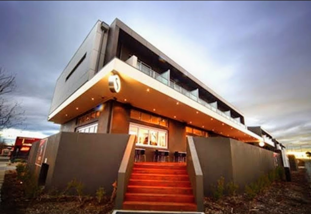 Siren Bar and Restaurant | restaurant | 30 Anthony Rolfe Ave, Gungahlin ACT 2912, Australia | 0261620377 OR +61 2 6162 0377