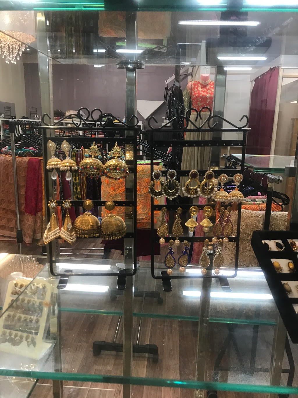 Royal Fashion Boutique | 25 Leafy Circuit, Cranbourne East VIC 3977, Australia | Phone: 0433 063 801