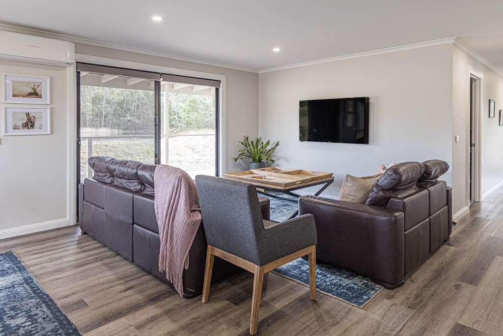 Paradise Valley Cottage and Lake in Spring Hill | 200 Paradise Valley Rd, Spring Hill VIC 3444, Australia | Phone: 0457 222 654