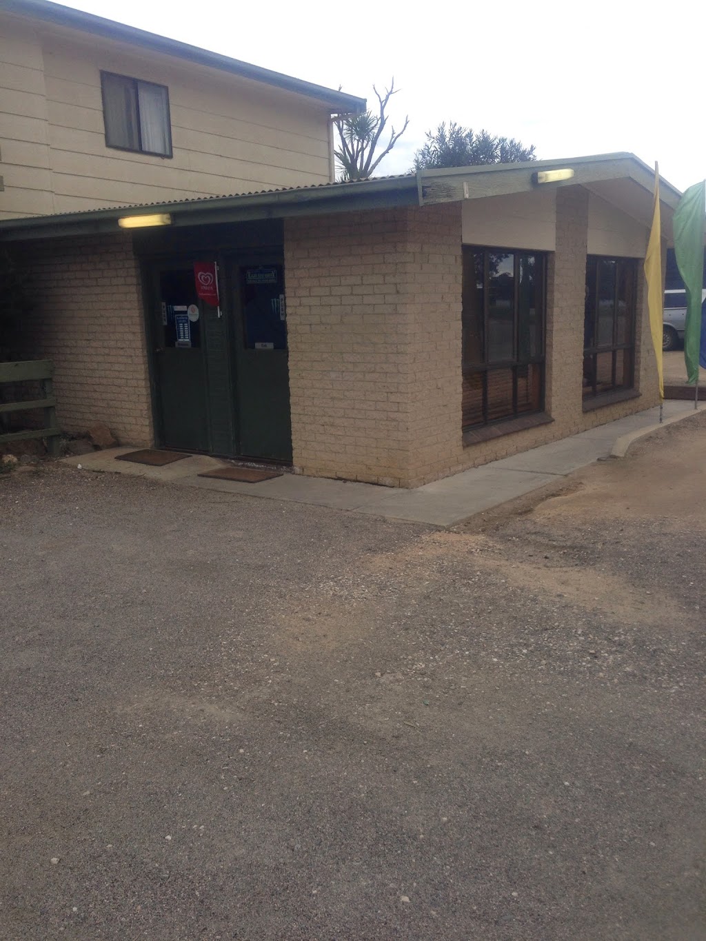 The Hound Hut | meal takeaway | 187 Adelaide Rd, Murray Bridge SA 5253, Australia | 0885324911 OR +61 8 8532 4911