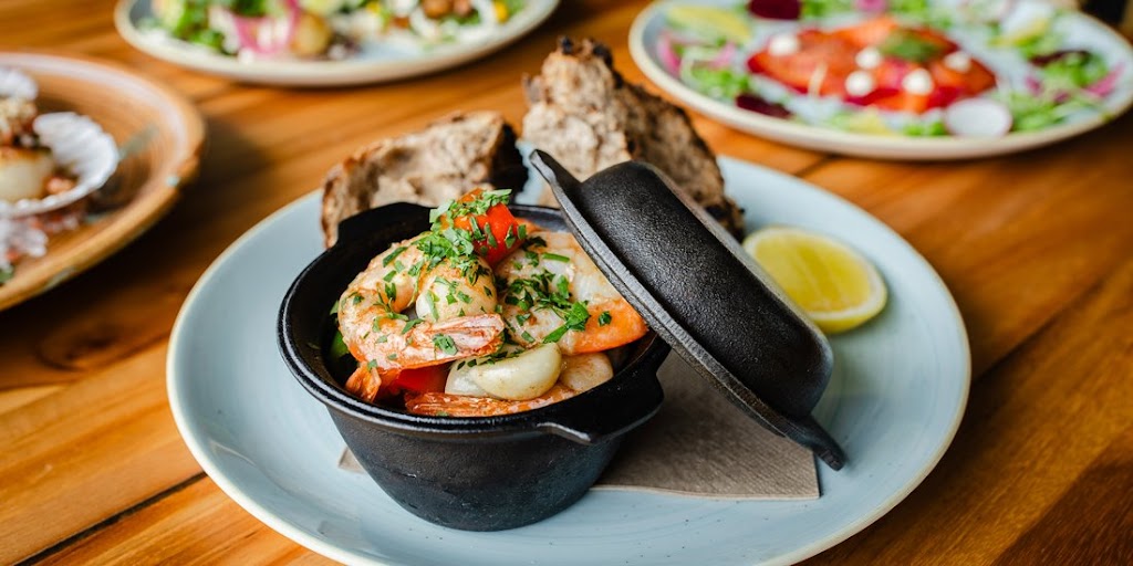 Tommys Bar and Grill | Shops 5 & 6/4 Marina Promenade, Paradise Point QLD 4216, Australia | Phone: 0466 568 401