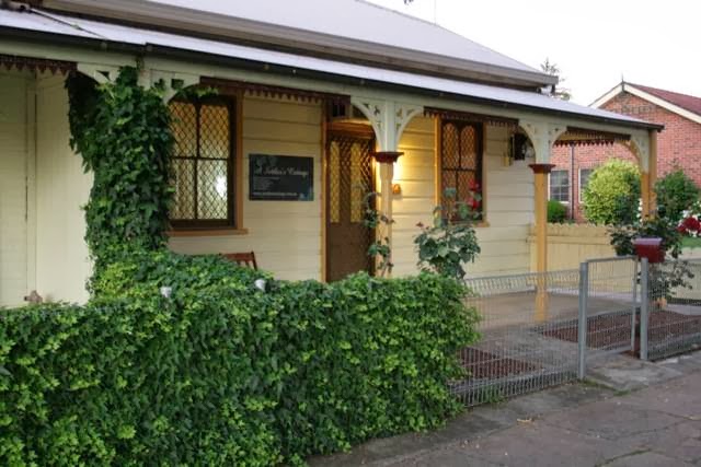 Rose Cottage Accommodation Bathurst | real estate agency | 144 Keppel St, Bathurst NSW 2795, Australia | 0263375111 OR +61 2 6337 5111