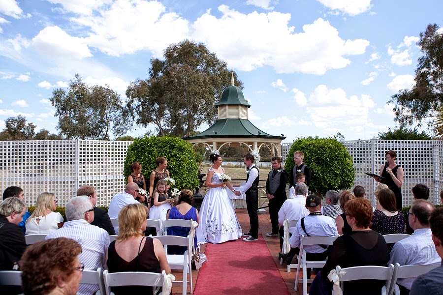 Amber the Celebrant - Awesome Weddings, Marriages and Funerals | Castlemaine Walk, Eynesbury VIC 3338, Australia | Phone: 0408 813 661