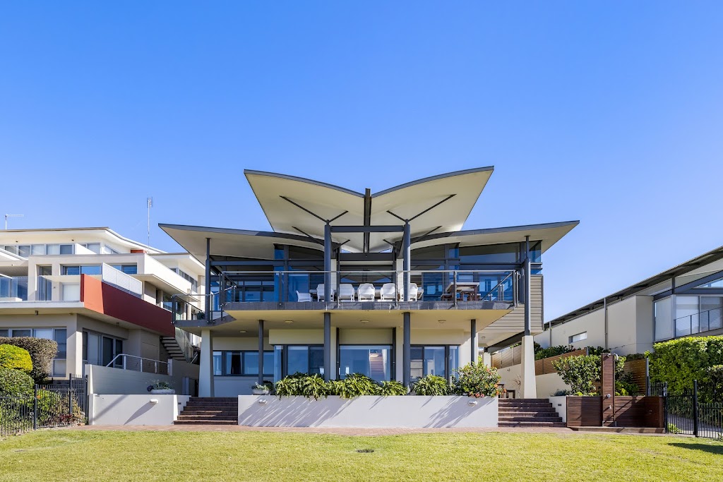 Sails On The Beachfront | 10 The Mainsail, Boat Harbour NSW 2316, Australia | Phone: (02) 4044 5021