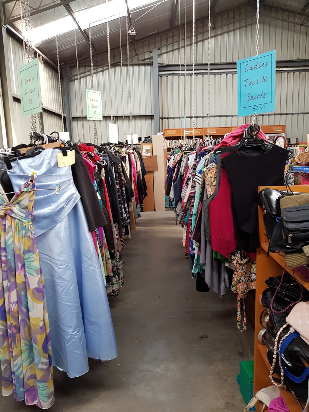 Daylesford Community Op Shop | store | 6 Mink St, Daylesford VIC 3460, Australia | 0353484087 OR +61 3 5348 4087