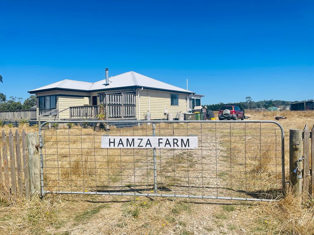 Hamza Farm Stay - Ross Creek , Victoria 3351 | 631 Brays Rd, Ross Creek VIC 3351, Australia | Phone: 0425 001 182
