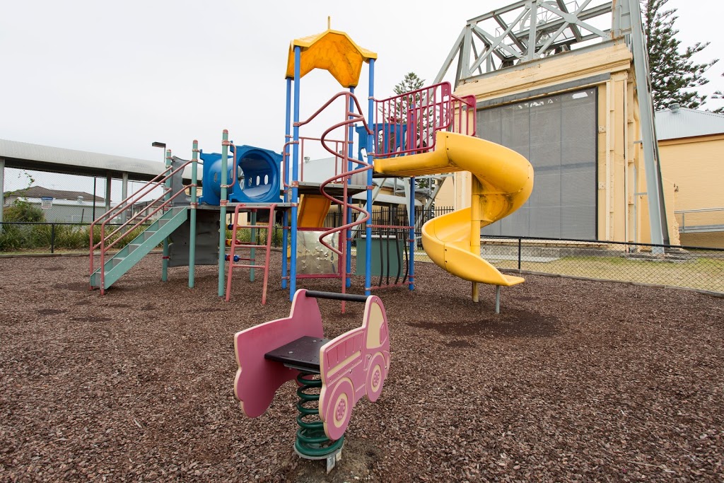 Redhead Winderhouse Playground | 1 Geraldton Dr, Redhead NSW 2290, Australia | Phone: (02) 4921 0333