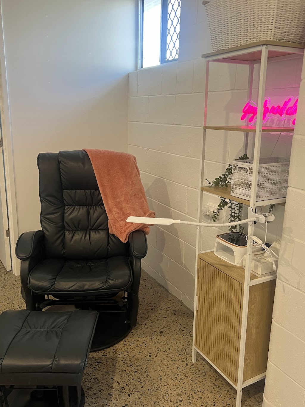 Tips and Toes | 5 West St, Sarina QLD 4737, Australia | Phone: 0415 413 515