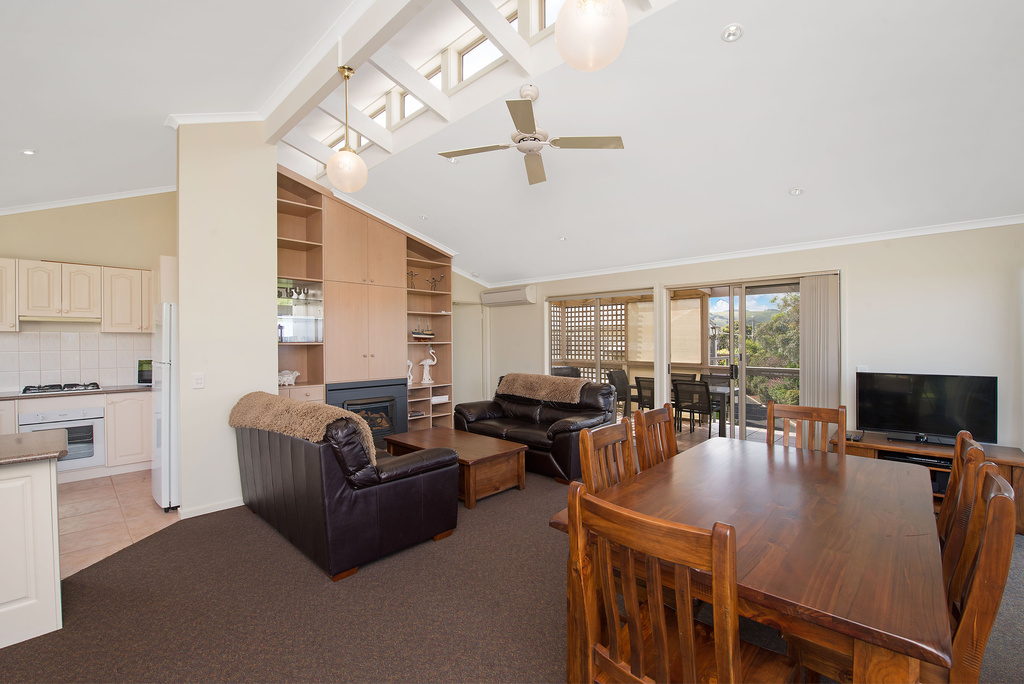 Avalkei Townhouse Apollo Bay | lodging | 1/9 Great Ocean Rd, Marengo VIC 3233, Australia | 0352372600 OR +61 3 5237 2600