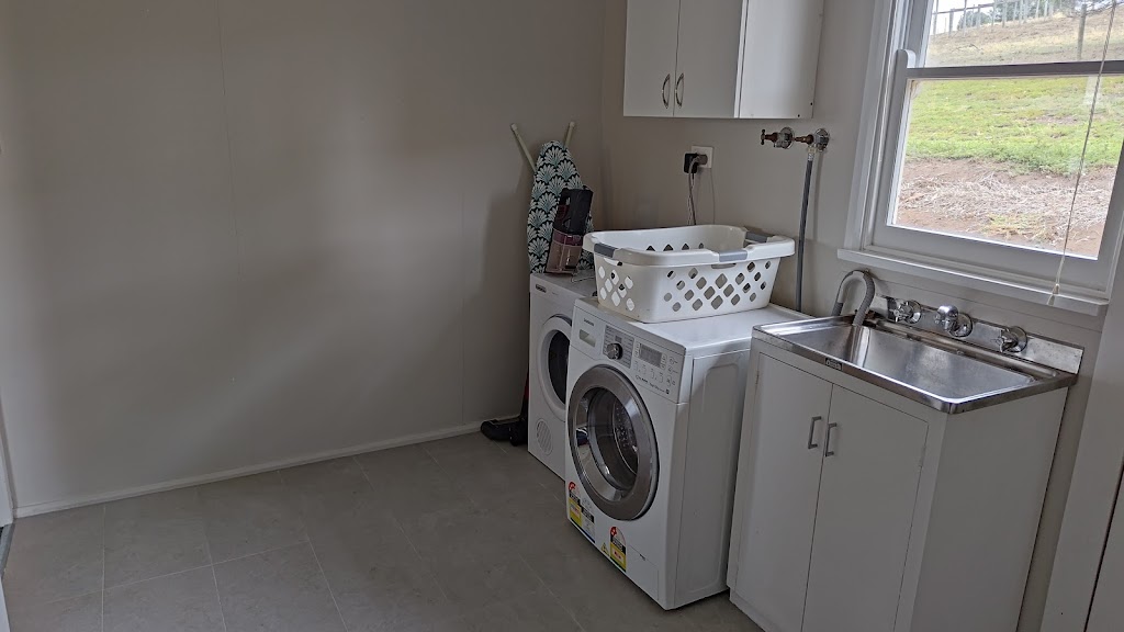 The Red Door Country Cottage | 45 Clyde Hill Rd, Bannockburn VIC 3331, Australia | Phone: 0406 091 970