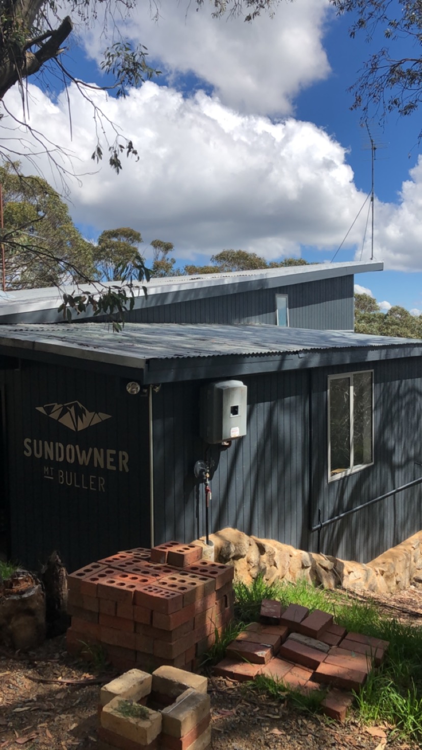 Sundowner Lodge Mt Buller | 28 Stirling Rd, Mount Buller VIC 3723, Australia | Phone: 0427 337 384