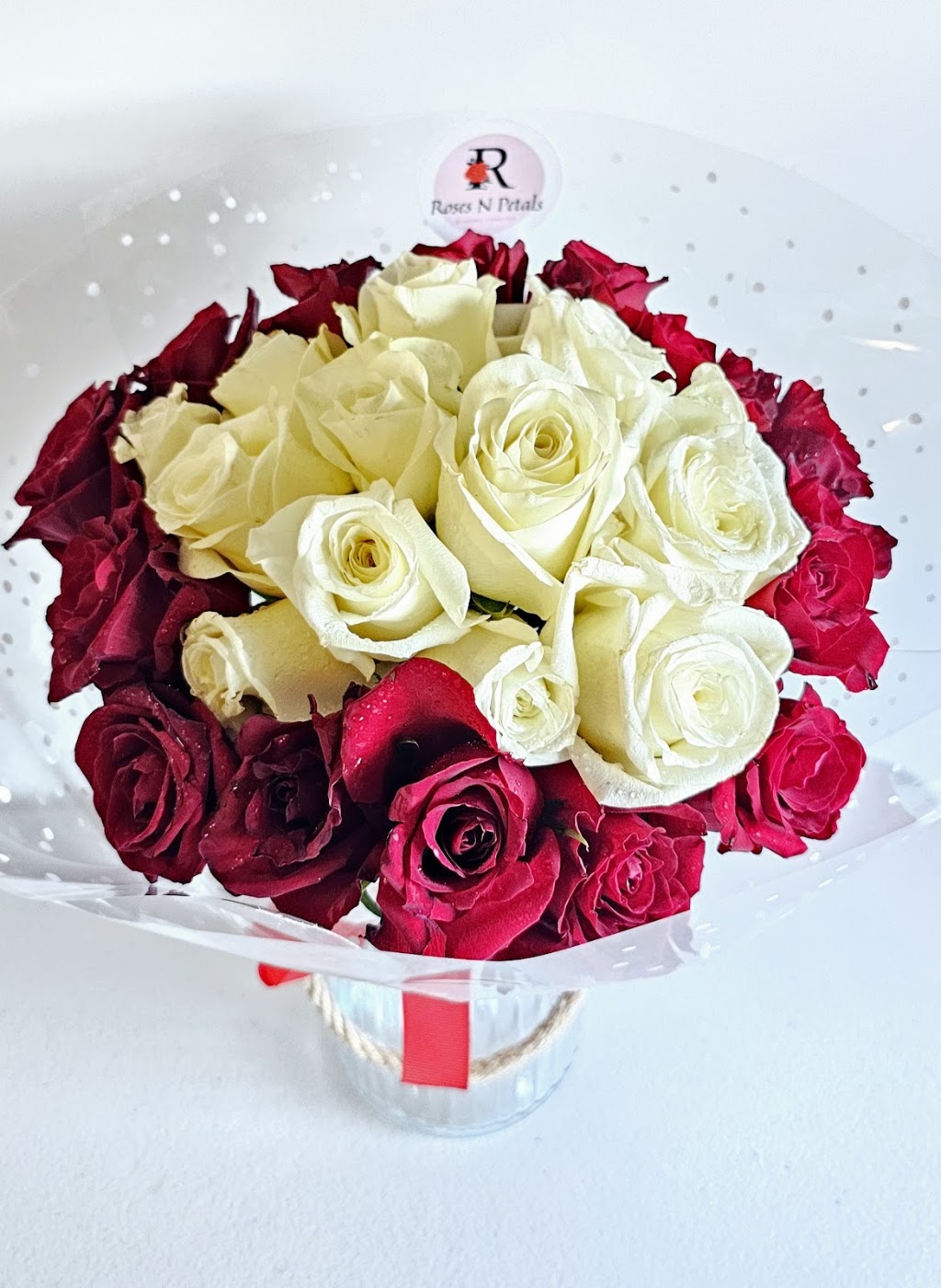 Roses n Petals | 3 Landscape Bvd, Hampton Park VIC 3976, Australia | Phone: 0423 725 750