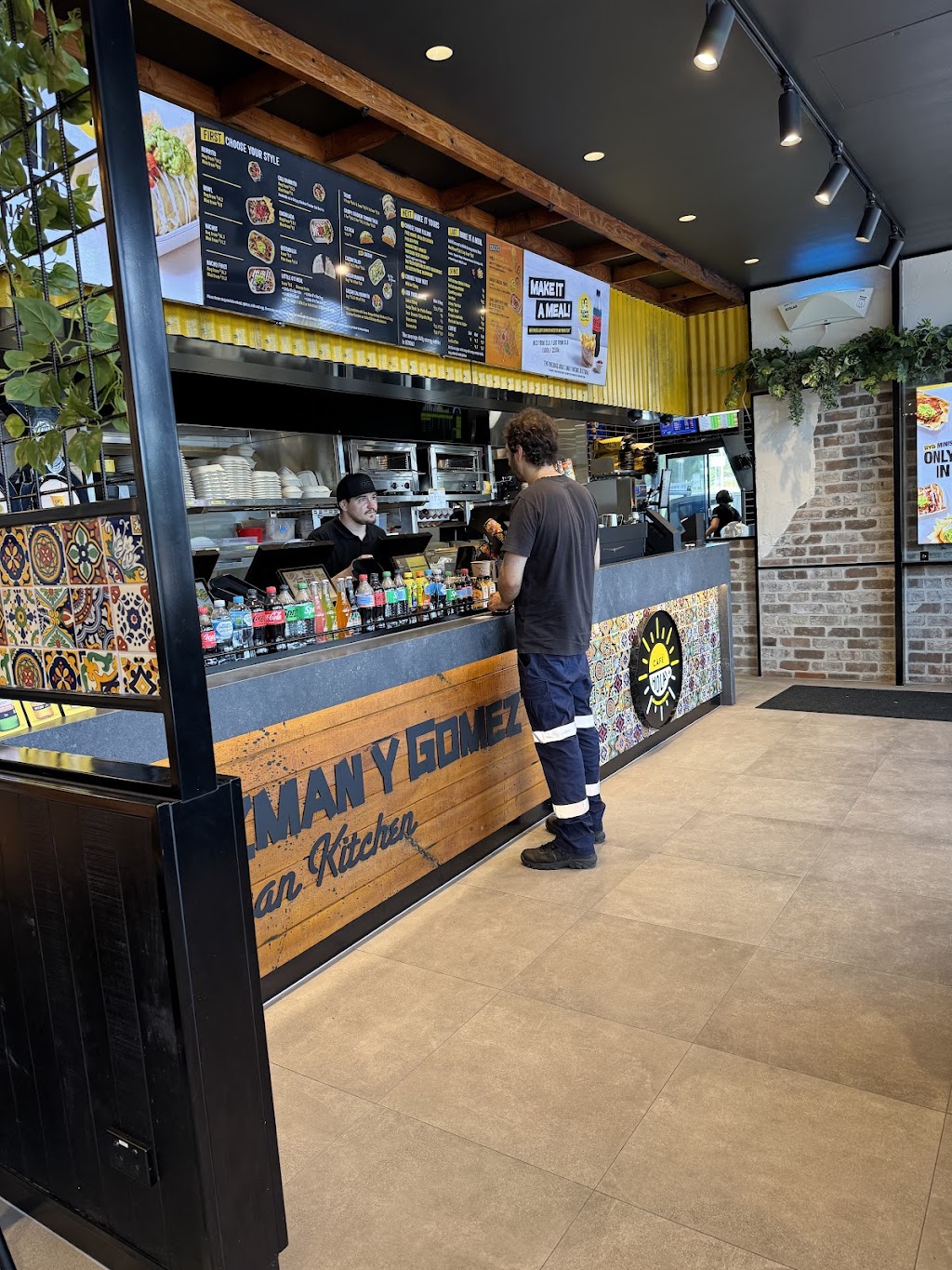 Guzman y Gomez - Glass House Mountains | 4249 Bruce Hwy, Glass House Mountains QLD 4518, Australia | Phone: (07) 5227 8254