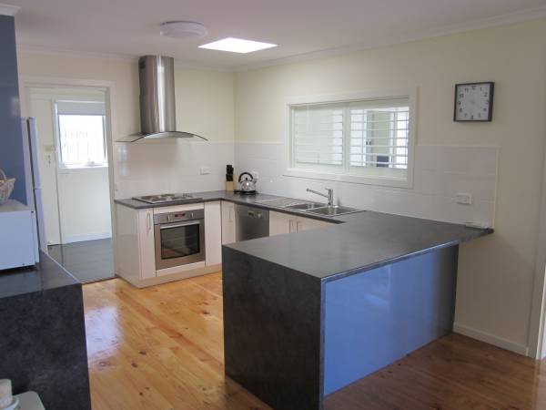 Holiday Home Annecy By the Sea | 8 Harrison St, Marengo VIC 3233, Australia | Phone: (03) 5237 2600