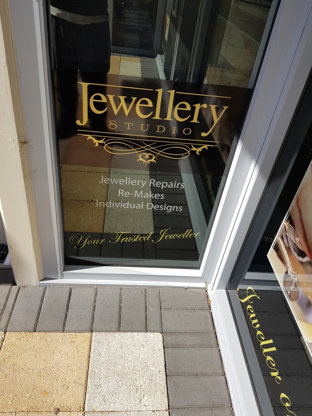 Jewellery Studio | jewelry store | Unit 1B/1 Holmes St, Southern River WA 6110, Australia | 0893984848 OR +61 8 9398 4848