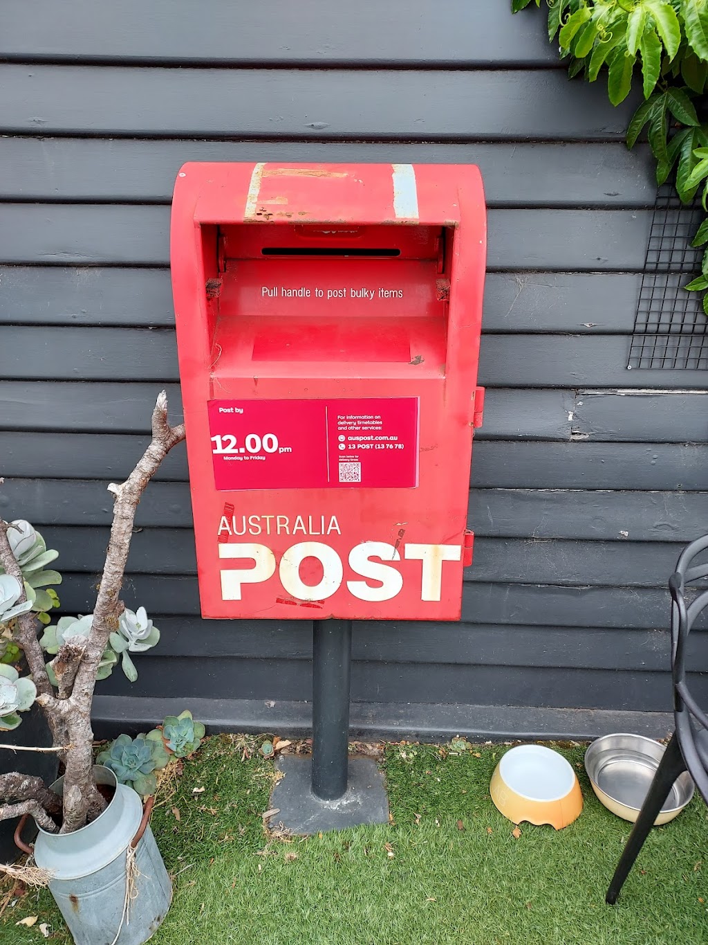 Australia Post - Red Post Box |  | 33 Beach Rd, Kingston Beach TAS 7050, Australia | 137678 OR +61 137678