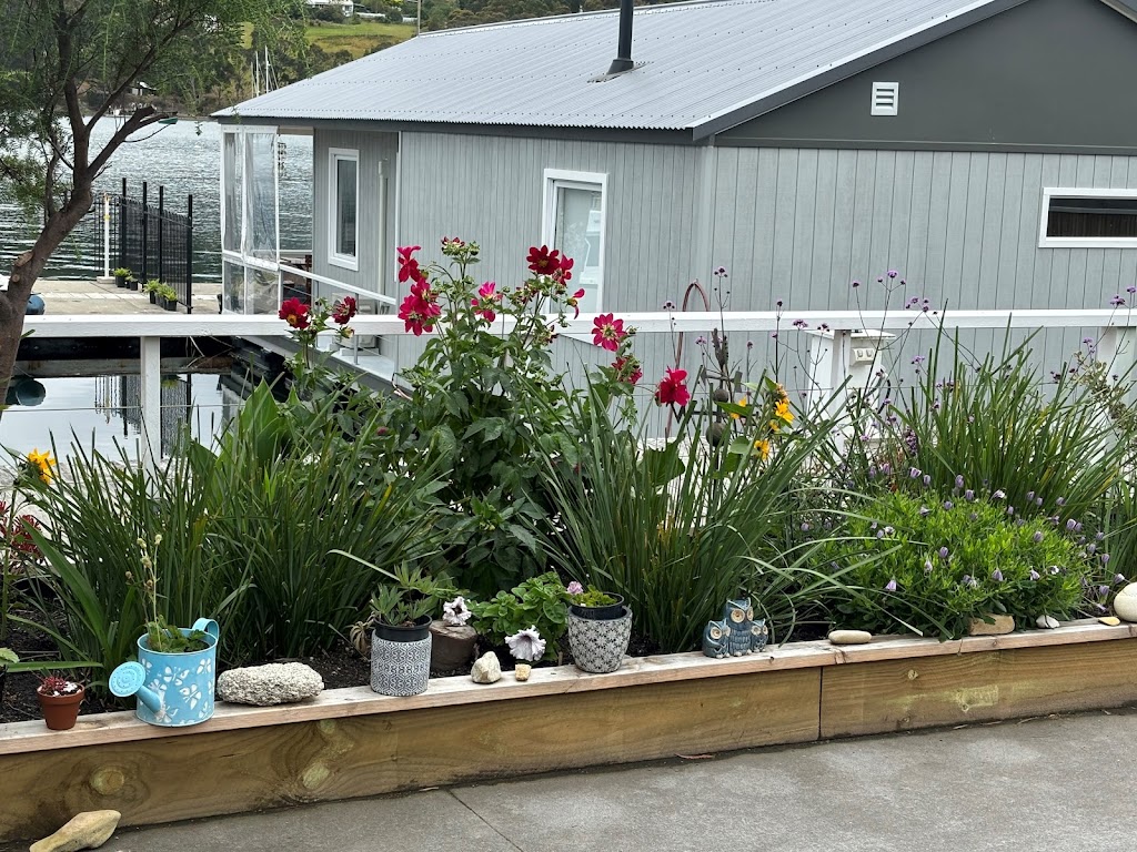Hobart Scenic House Boat Accommodation | 61 Ferry Rd, Kettering TAS 7155, Australia | Phone: 0412 849 935