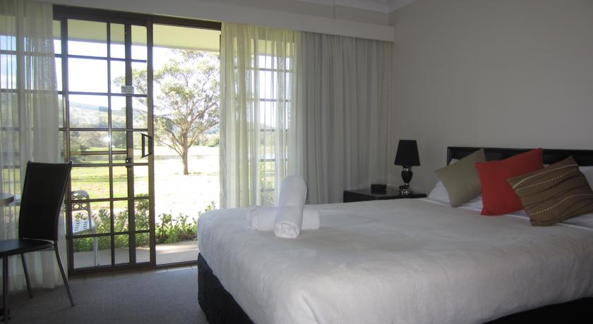 Lakeside Lodge Motel | 100 Bruxner Hwy, South Lismore NSW 2480, Australia | Phone: (02) 6621 7376