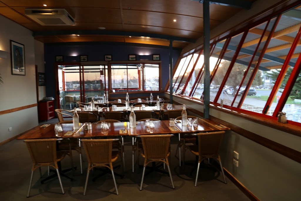 Ferrymans Cafe | Middle Boar Harbor, The, Esplanade, Lakes Entrance VIC 3909, Australia | Phone: (03) 5155 3000