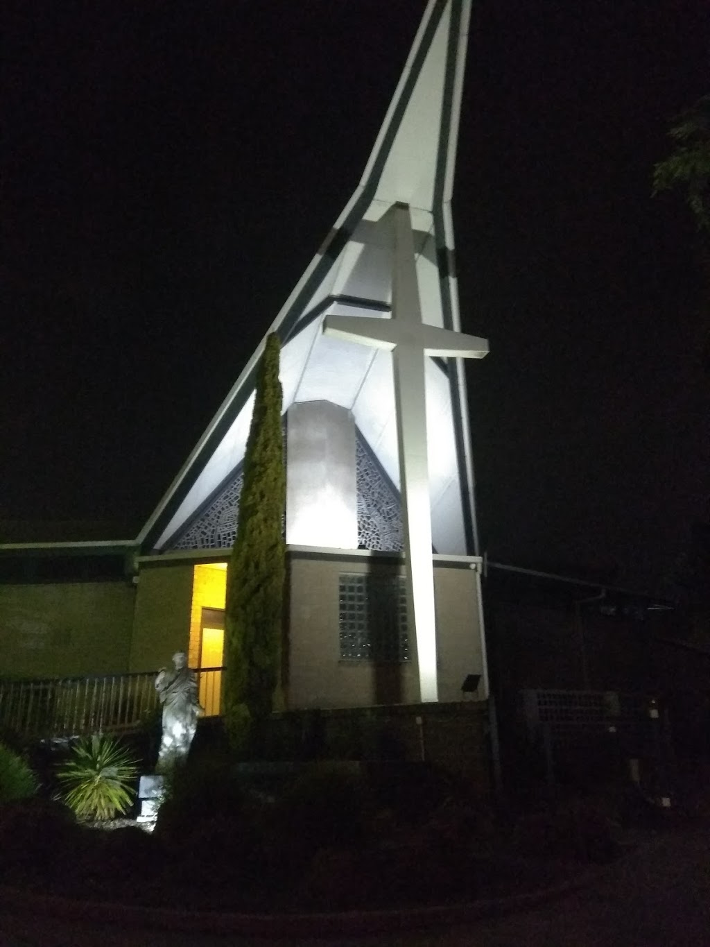 Catholic Parish of St. Peter | church | 258 Clayton Rd, Clayton VIC 3168, Australia | 0395441516 OR +61 3 9544 1516