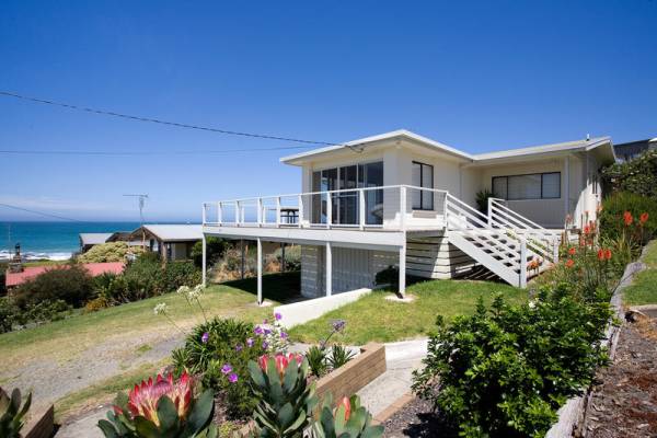 Marengo Beach House Holiday Home | lodging | 10 Harrison St, Marengo VIC 3233, Australia | 0352372600 OR +61 3 5237 2600