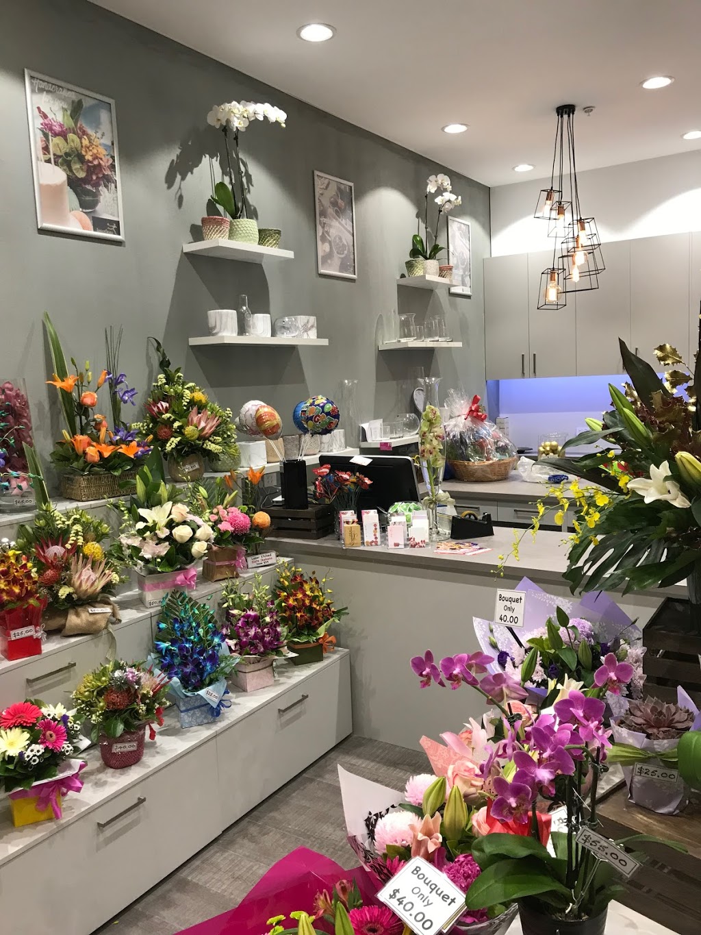 Glenmore Park Florist | florist | Shop T7, Glenmore Park Town Centre, 1 Town Terrace, Glenmore Park NSW 2745, Australia | 0247372416 OR +61 2 4737 2416