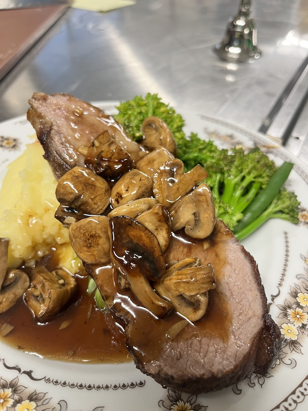 On The Green Crows Nest | 1 Golf Crse La, Crows Nest QLD 4355, Australia | Phone: 0408 301 982