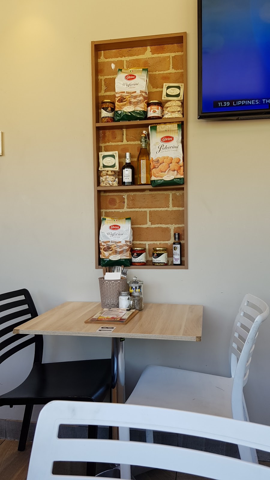 Luddenham Village Cafe | cafe | 3035 The Northern Road, Luddenham NSW 2745, Australia | 0247734488 OR +61 2 4773 4488