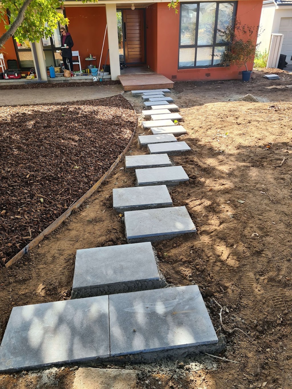 1st Class Landscaping Services | 87 Leavenworth Dr, Mount Austin NSW 2650, Australia | Phone: 0413 815 994