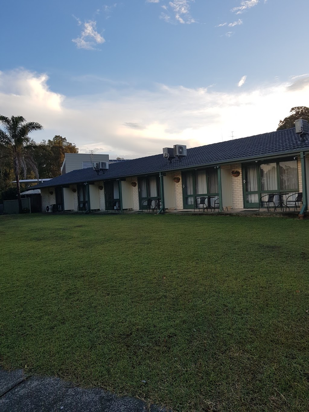 Hibiscus Lakeside Motel | lodging | 2 Diamond Head Dr, Budgewoi NSW 2262, Australia | 0243909100 OR +61 2 4390 9100
