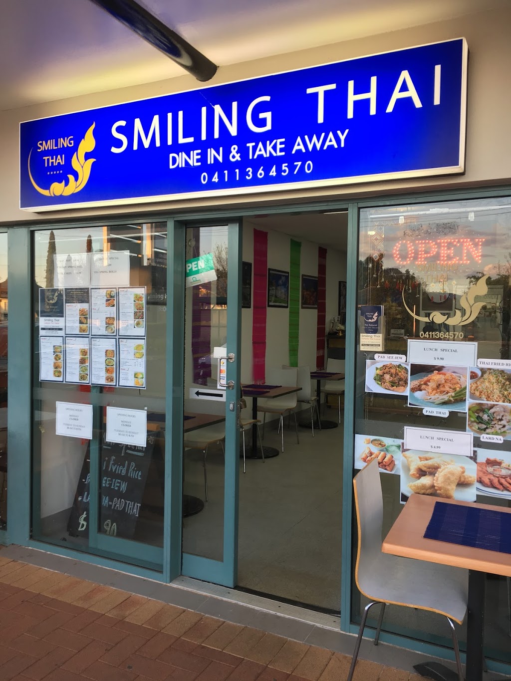 Smiling Thai | restaurant | 67 Drayton Rd, Harristown QLD 4350, Australia | 0400752743 OR +61 400 752 743