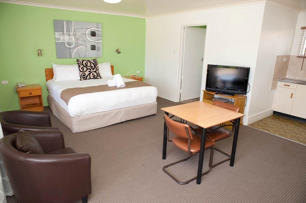 Riviera Motel | 240 Bourbong St, Bundaberg West QLD 4670, Australia | Phone: (07) 4152 2700