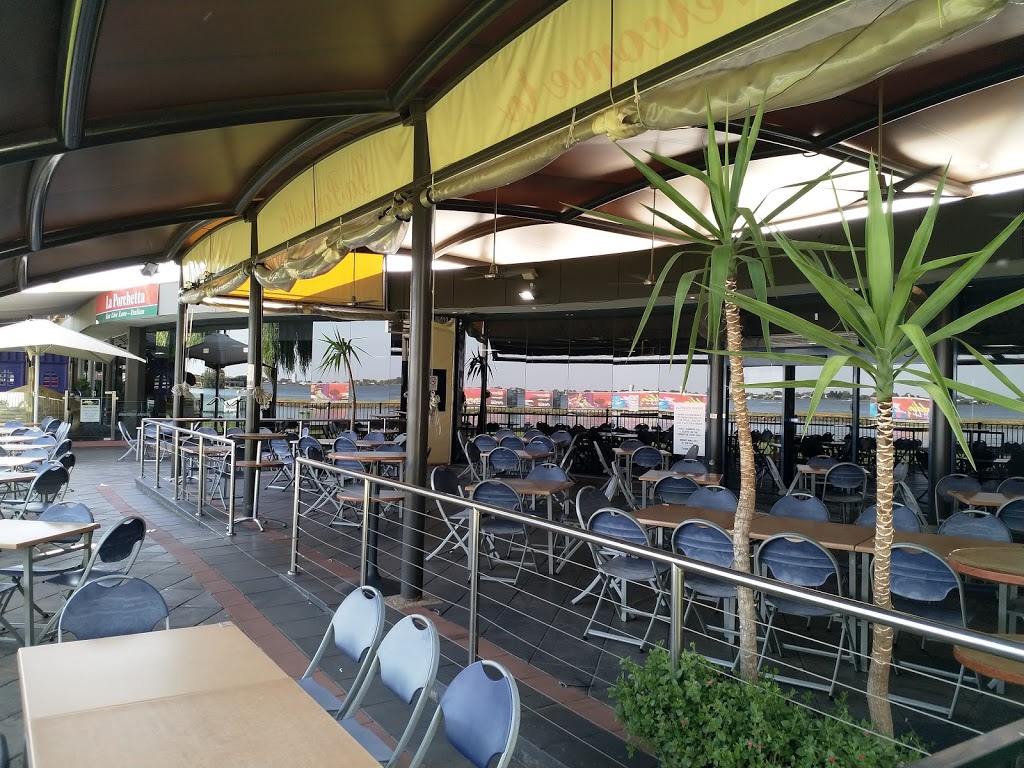 Papalias Lakeside Restaurant | restaurant | Waterski Club, 158 Melbourne St, Mulwala NSW 2647, Australia | 0357441507 OR +61 3 5744 1507