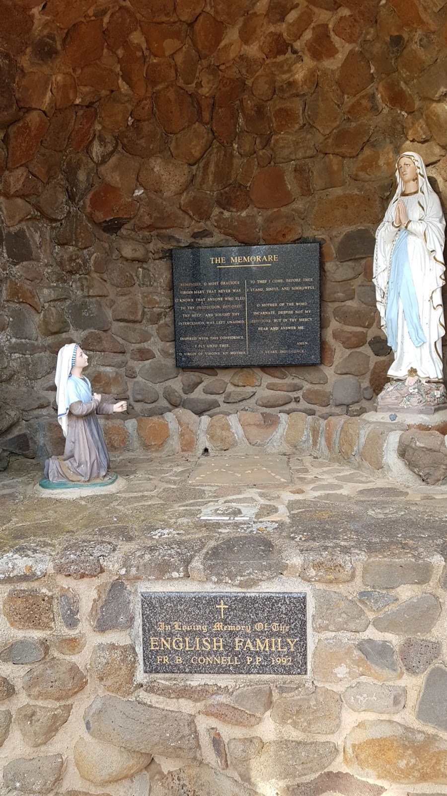 Our Lady Of The Sacred Heart Catholic Church Elmore | 18 Jeffrey St, Elmore VIC 3558, Australia | Phone: (03) 5432 6018