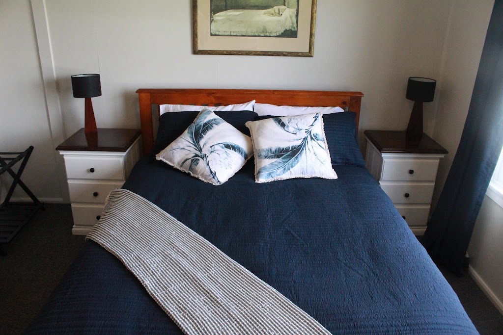 The Red Door Country Cottage | 45 Clyde Hill Rd, Bannockburn VIC 3331, Australia | Phone: 0406 091 970