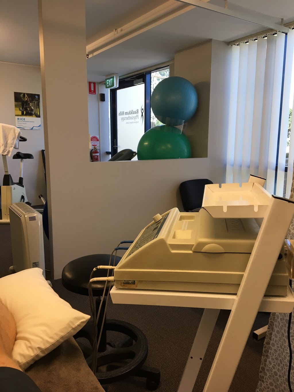 Baulkham Hills Physiotherapy Centre - Dr Carolyn Smale | 15-17 Old Northern Rd, Baulkham Hills NSW 2153, Australia | Phone: (02) 9639 0222