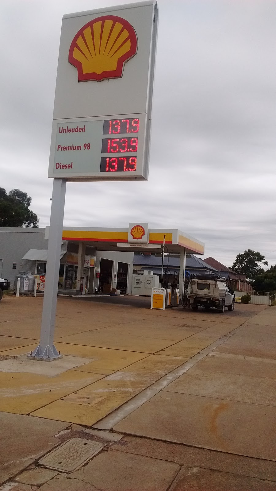 Bingara Service Station | gas station | 63 Maitland St, Bingara NSW 2404, Australia | 0267240124 OR +61 2 6724 0124